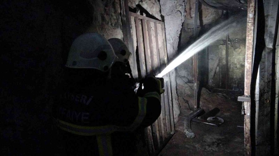 Yangında Mahsur Kaldılar, 3 Metre Yükseklikteki Delikten Kurtarıldılar