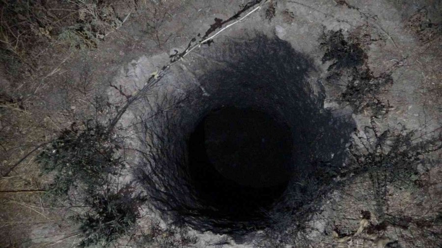 Yangında Mahsur Kaldılar, 3 Metre Yükseklikteki Delikten Kurtarıldılar