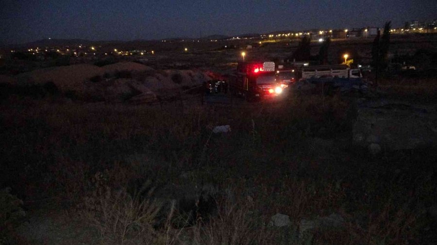 Yangında Mahsur Kaldılar, 3 Metre Yükseklikteki Delikten Kurtarıldılar