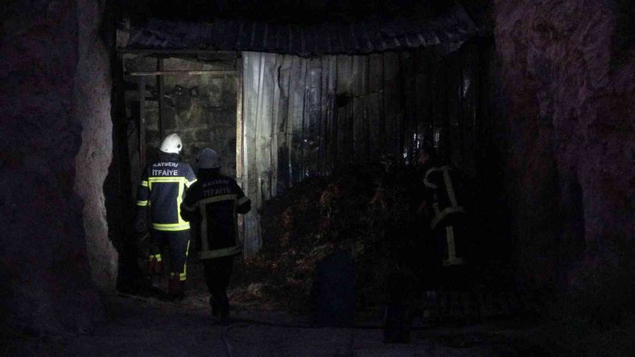 Yangında Mahsur Kaldılar, 3 Metre Yükseklikteki Delikten Kurtarıldılar