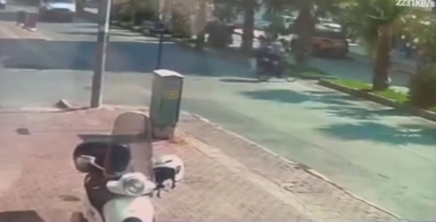 Yaşlı Adamın Bisikletiyle Ölüme Gidişi Kameraya Yansıdı