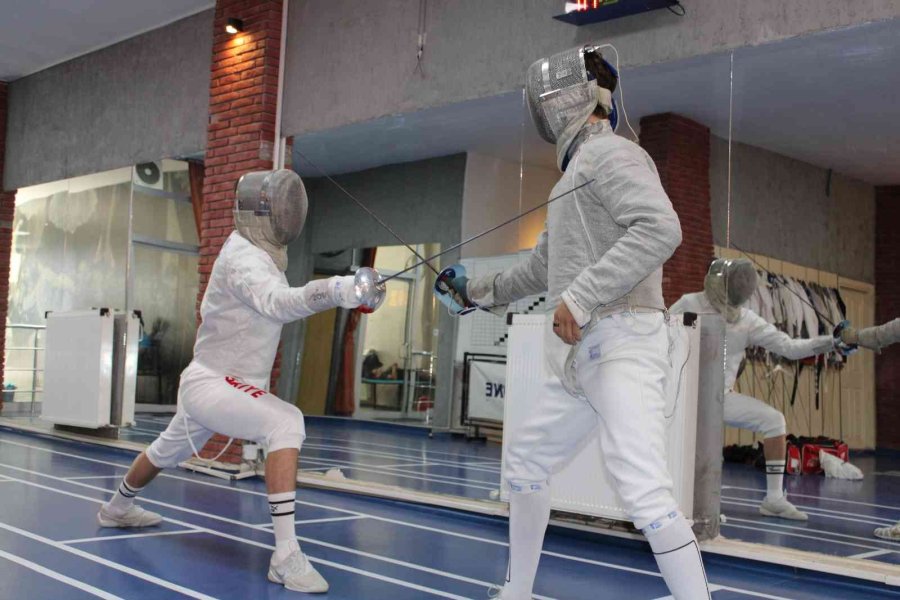 Genç Yaşında Elde Ettiği Başarılar İle Eskrim Sporunda Adını Tarihe Yazdırıyor