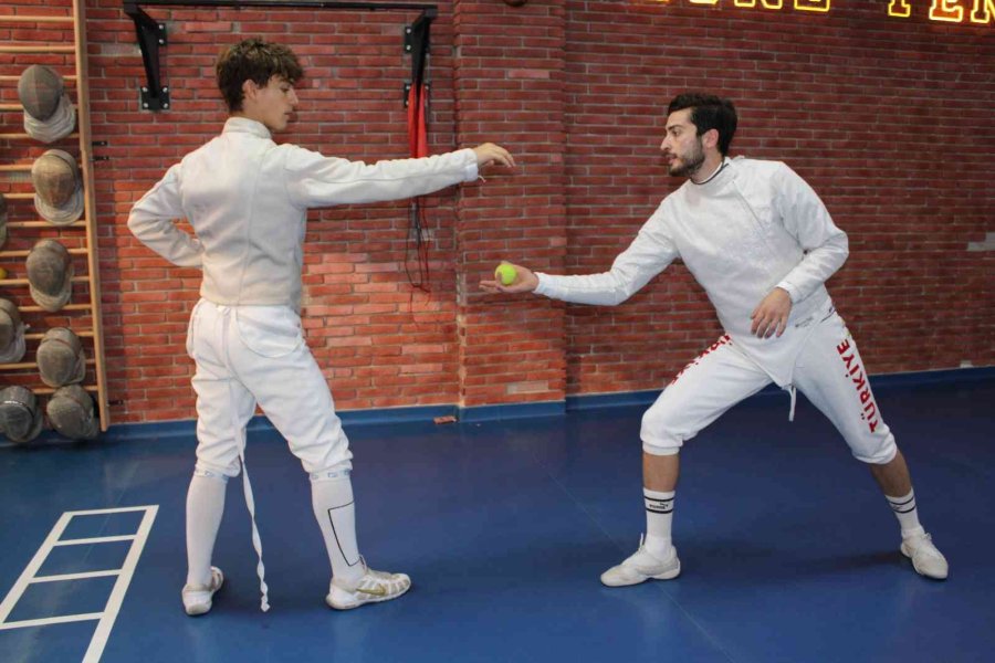 Genç Yaşında Elde Ettiği Başarılar İle Eskrim Sporunda Adını Tarihe Yazdırıyor