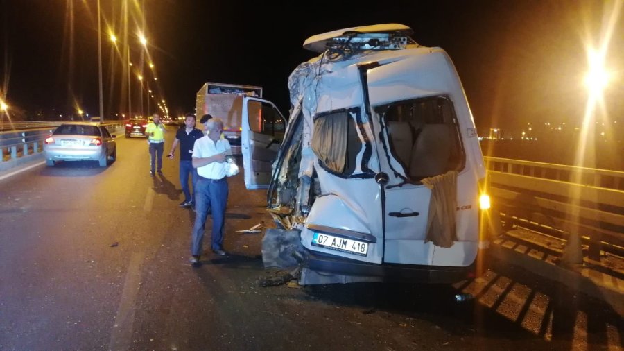 Lastiği Patlayan Tur Minibüsüne Kamyon Çarptı, 4 Turist Yaralandı