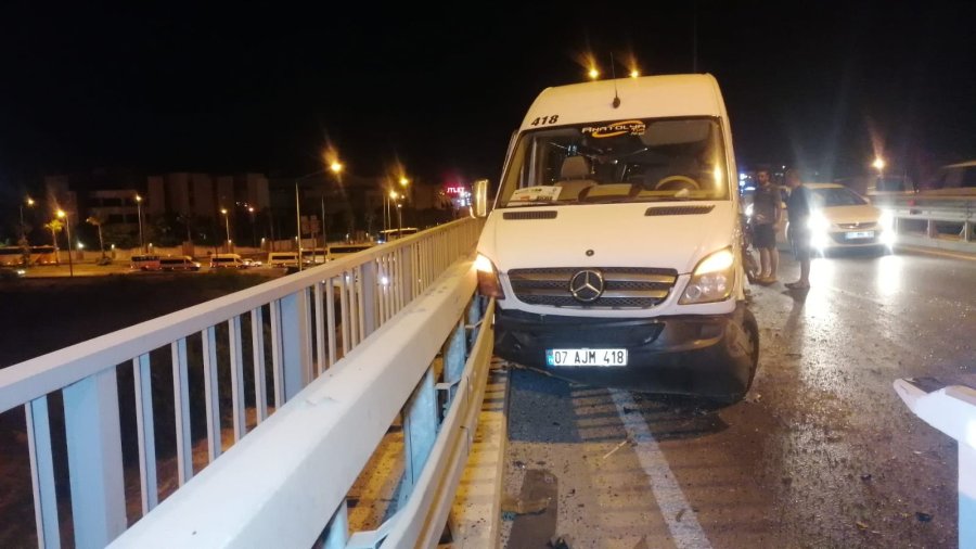 Lastiği Patlayan Tur Minibüsüne Kamyon Çarptı, 4 Turist Yaralandı