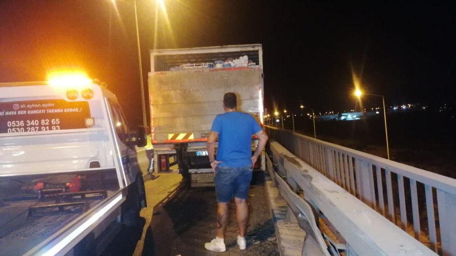 Lastiği Patlayan Tur Minibüsüne Kamyon Çarptı, 4 Turist Yaralandı