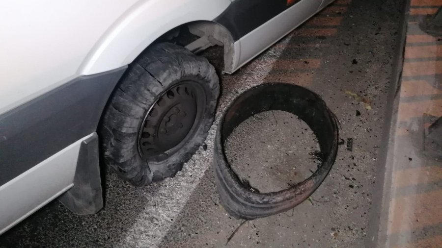 Lastiği Patlayan Tur Minibüsüne Kamyon Çarptı, 4 Turist Yaralandı