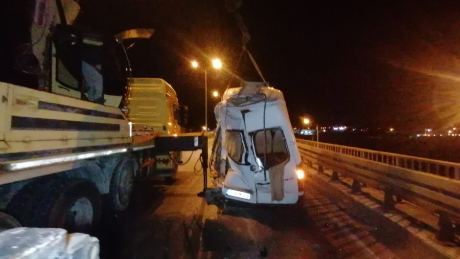 Lastiği Patlayan Tur Minibüsüne Kamyon Çarptı, 4 Turist Yaralandı