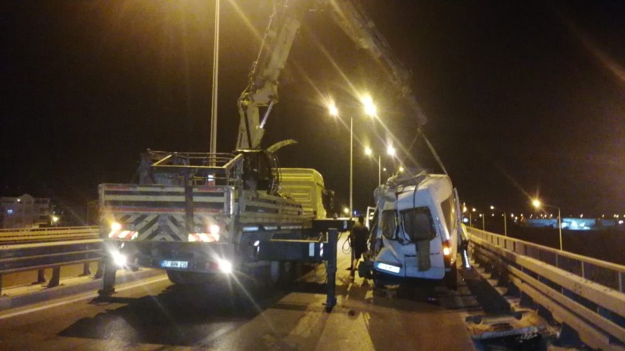 Lastiği Patlayan Tur Minibüsüne Kamyon Çarptı, 4 Turist Yaralandı