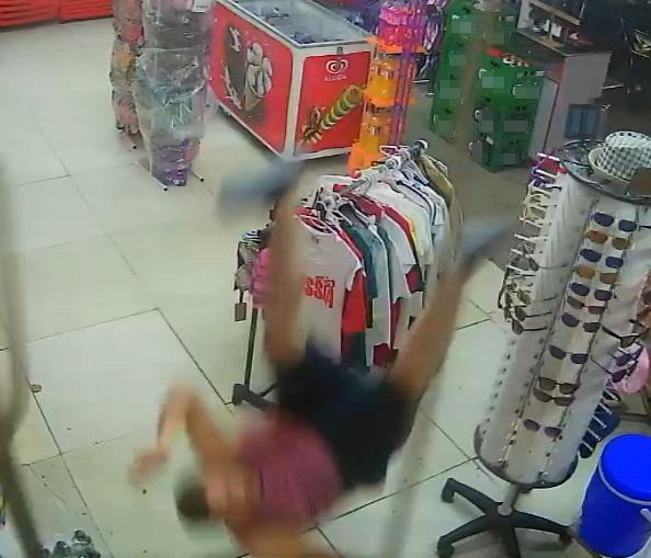 Balkondan Marketin İçine Düştü, Görenlerin Yürekleri Ağızlarına Geldi