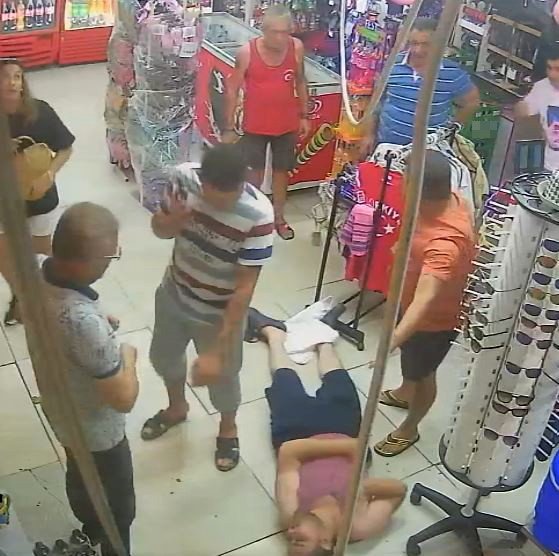 Balkondan Marketin İçine Düştü, Görenlerin Yürekleri Ağızlarına Geldi