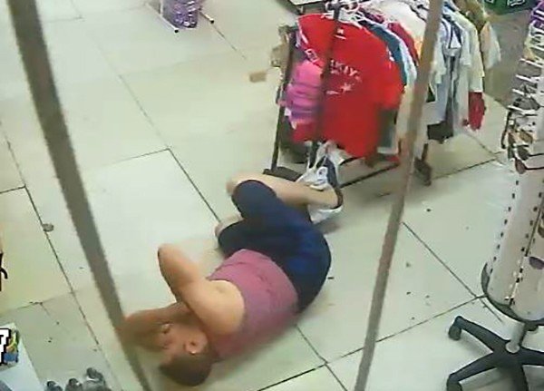 Balkondan Marketin İçine Düştü, Görenlerin Yürekleri Ağızlarına Geldi