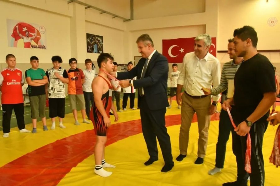 Gsb Spor Okulları Yaz Döneminde Güreşçiler Sertifikalarını Aldı