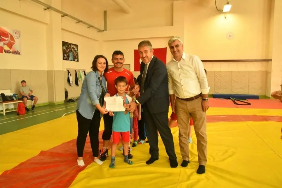 Gsb Spor Okulları Yaz Döneminde Güreşçiler Sertifikalarını Aldı