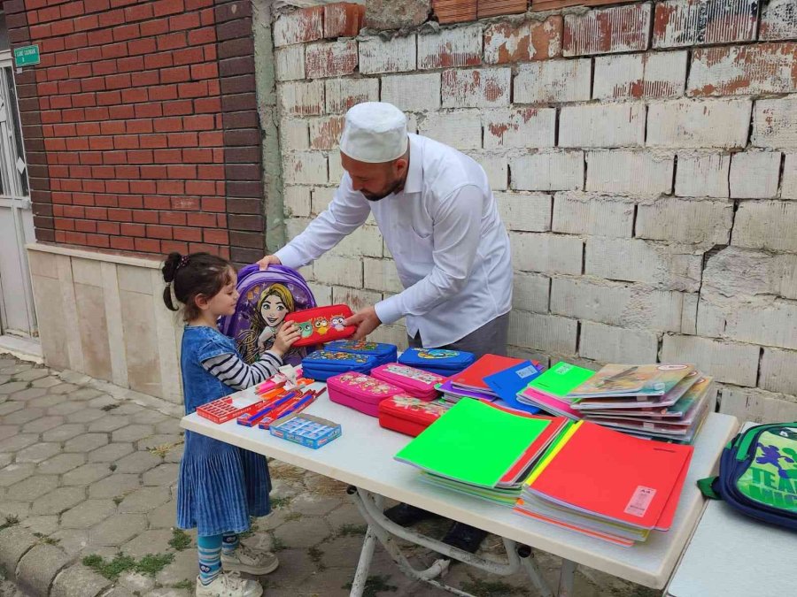 Hayırsever İmam Yetim Çocuklara Kırtasiye Yardımında Bulundu