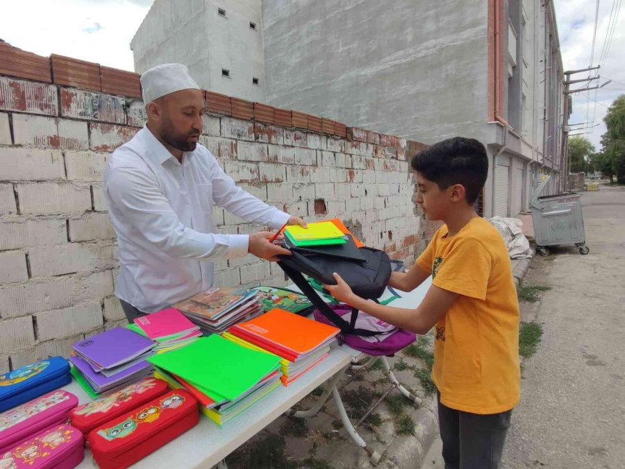 Hayırsever İmam Yetim Çocuklara Kırtasiye Yardımında Bulundu