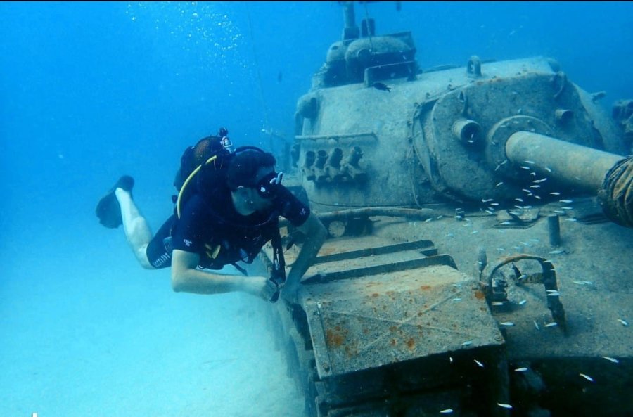 Eskişehirli Dalgıçlar 20 Metre Derinlikteki Kargo Uçağı Ve Tankı Fotoğrafladı