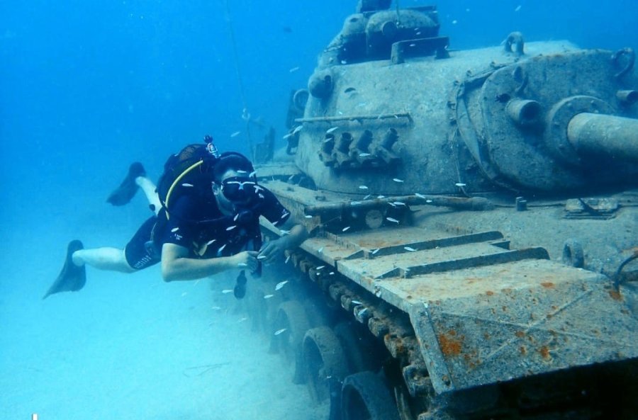 Eskişehirli Dalgıçlar 20 Metre Derinlikteki Kargo Uçağı Ve Tankı Fotoğrafladı