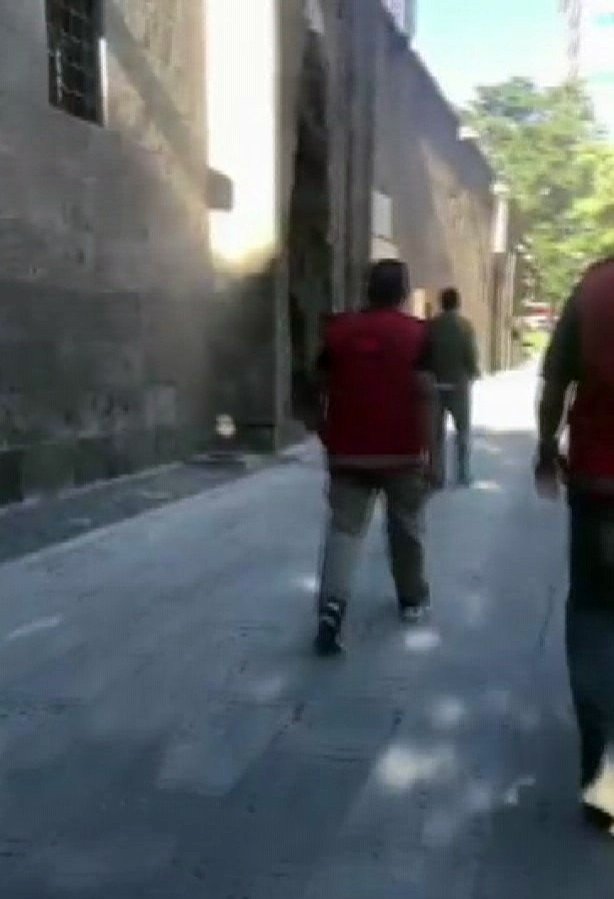 Temizlikçi Kılığına Giren Polisin Takip Ettiği Şahıstan Uyuşturucu Çıktı