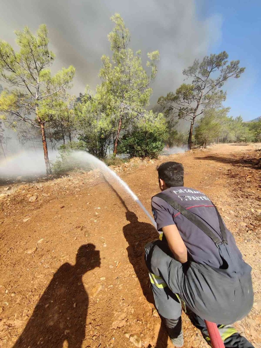 Büyükşehir İtfaiyesi Mersin’de Alevlere Müdahale Etti