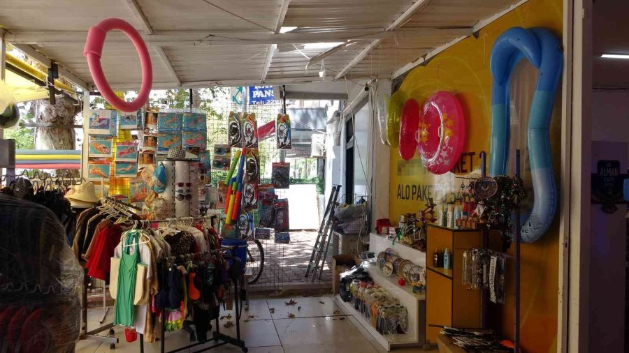 Balkondan Marketin İçine Düştü, Görenlerin Yürekleri Ağızlarına Geldi