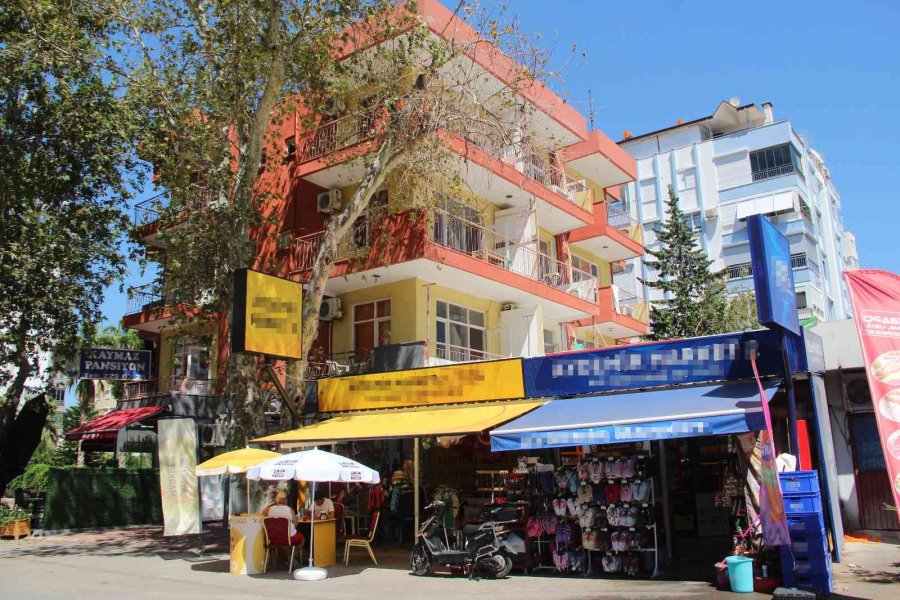 Balkondan Marketin İçine Düştü, Görenlerin Yürekleri Ağızlarına Geldi