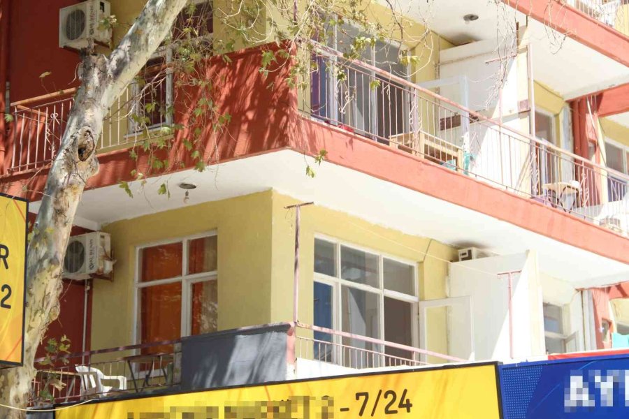 Balkondan Marketin İçine Düştü, Görenlerin Yürekleri Ağızlarına Geldi