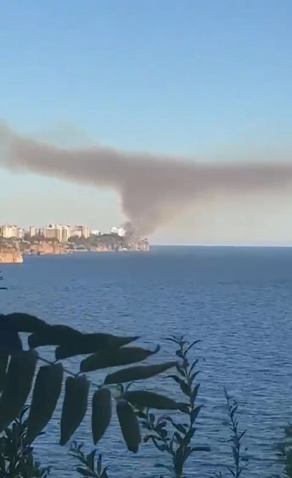 Antalya’da Plaja Yakın Bölgede Çıkan Yangın Korkuttu
