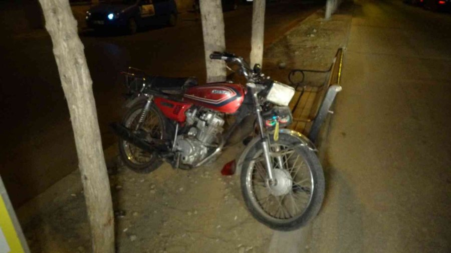 Antalya’da Devrilerek Sürüklenen Motosikletin Sürücüsü Yaralandı