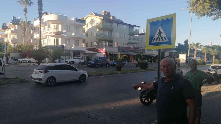 Yayalara Yol Vermek İçin Duran Otomobilin Altına Girdi