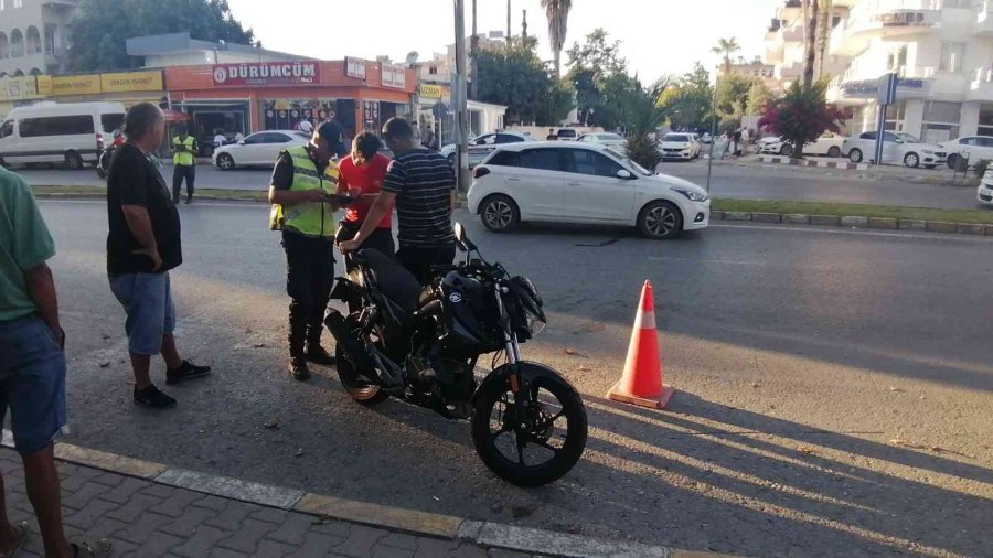Yayalara Yol Vermek İçin Duran Otomobilin Altına Girdi