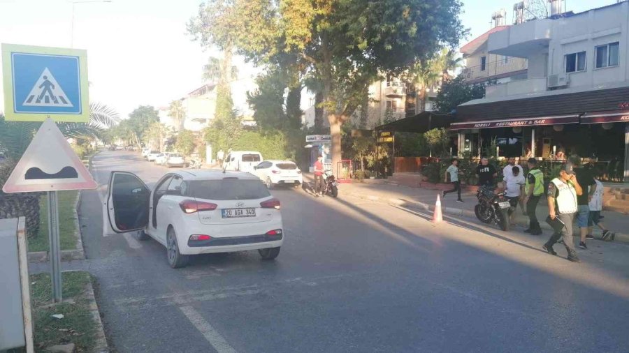 Yayalara Yol Vermek İçin Duran Otomobilin Altına Girdi