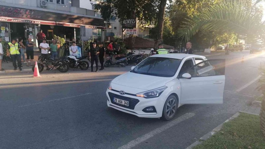 Yayalara Yol Vermek İçin Duran Otomobilin Altına Girdi