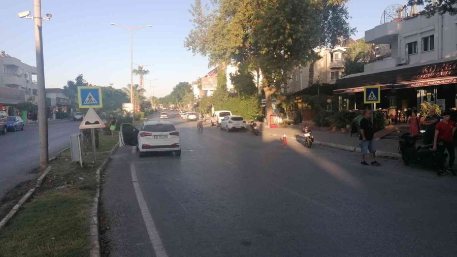 Yayalara Yol Vermek İçin Duran Otomobilin Altına Girdi