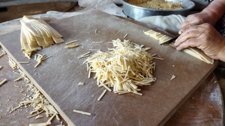 Kadınlar Kışlık Erişte Kesimine Başlandı