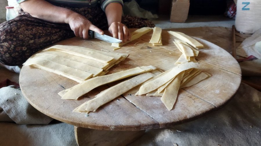 Kadınlar Kışlık Erişte Kesimine Başlandı