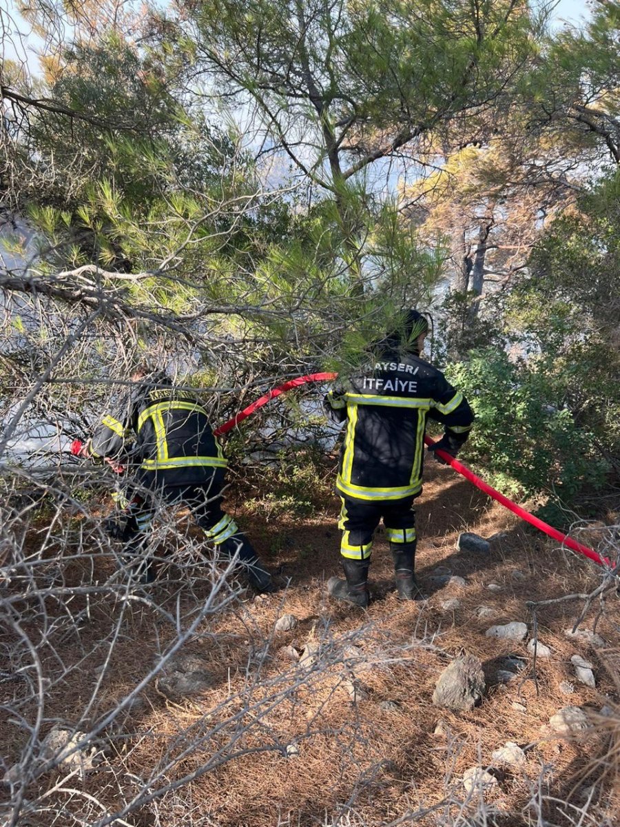 Büyükşehir İtfaiyesi, Mersin’deki Orman Yangınlarını İçin Canla Başla Görev Yaptı