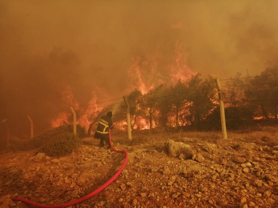 Büyükşehir İtfaiyesi, Mersin’deki Orman Yangınlarını İçin Canla Başla Görev Yaptı