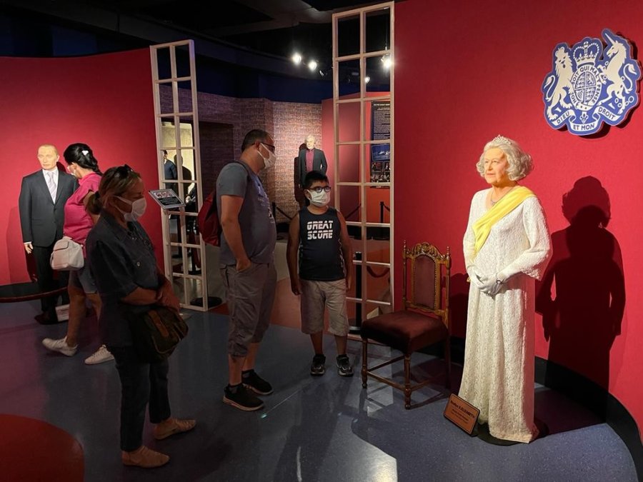 Ölümünden Sonra Kraliçe Elizabeth’in Heykeline İlgi Arttı