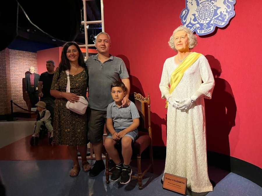 Ölümünden Sonra Kraliçe Elizabeth’in Heykeline İlgi Arttı