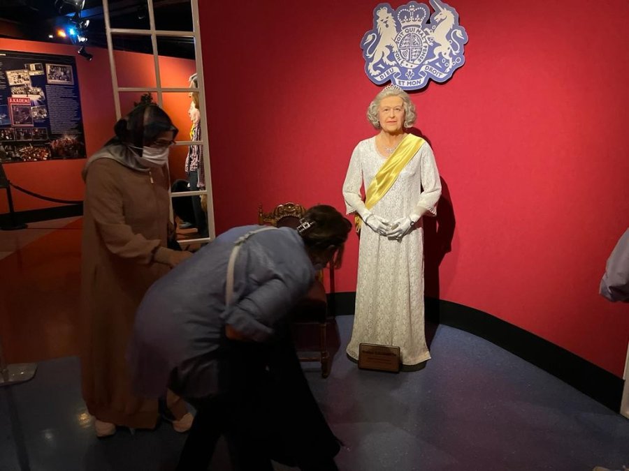 Ölümünden Sonra Kraliçe Elizabeth’in Heykeline İlgi Arttı