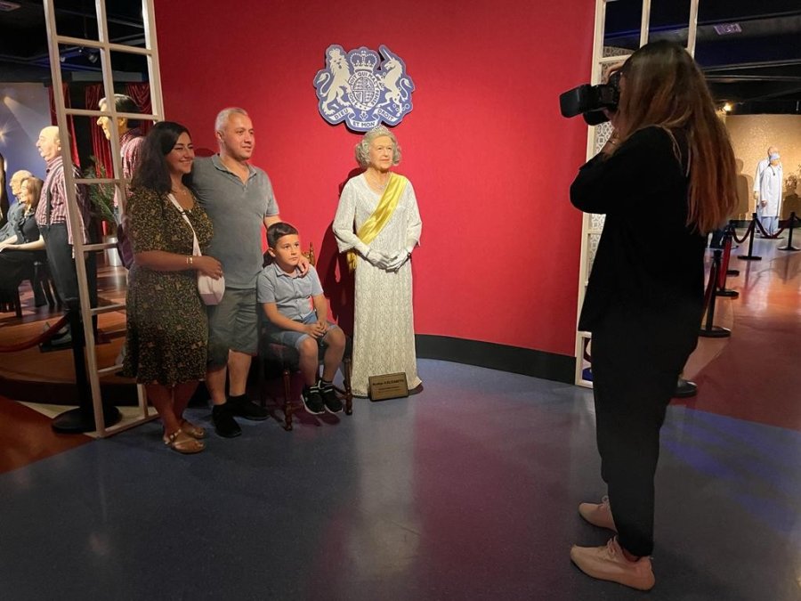 Ölümünden Sonra Kraliçe Elizabeth’in Heykeline İlgi Arttı