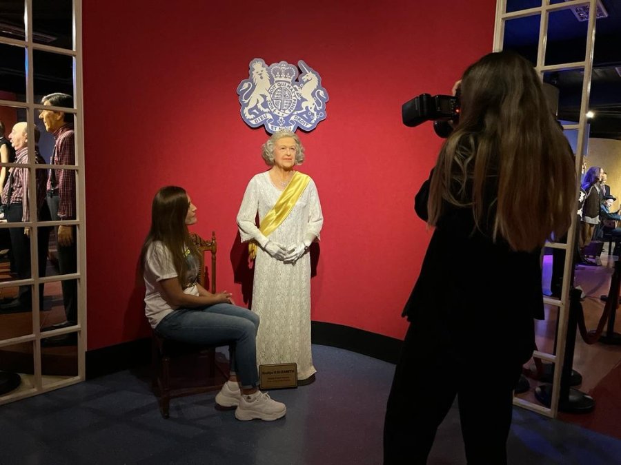 Ölümünden Sonra Kraliçe Elizabeth’in Heykeline İlgi Arttı