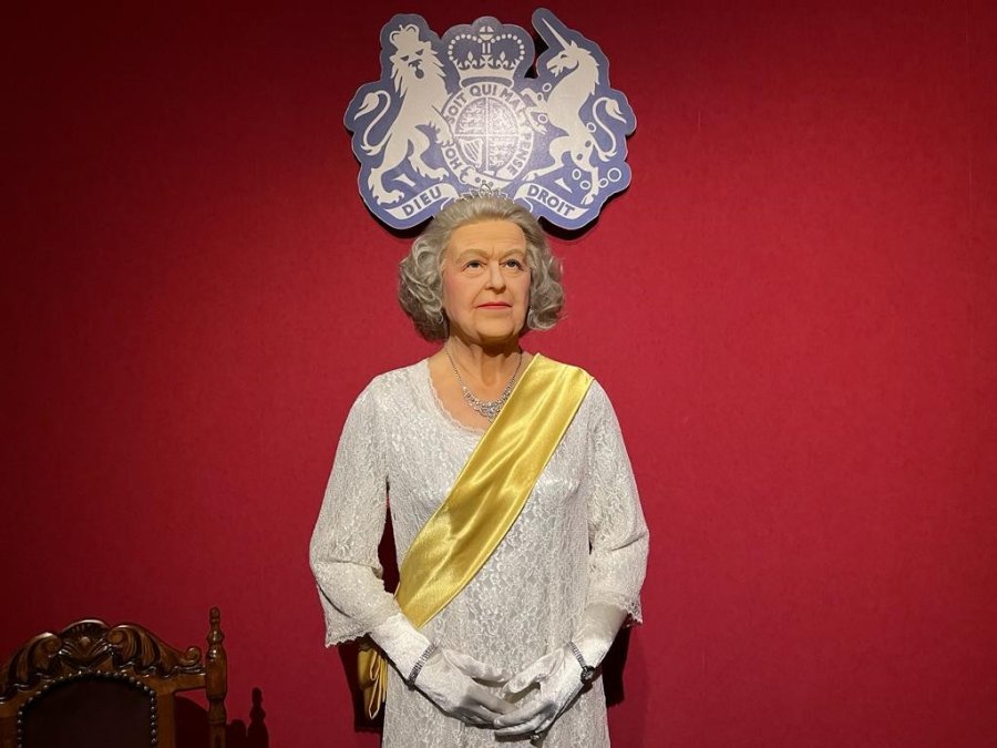 Ölümünden Sonra Kraliçe Elizabeth’in Heykeline İlgi Arttı