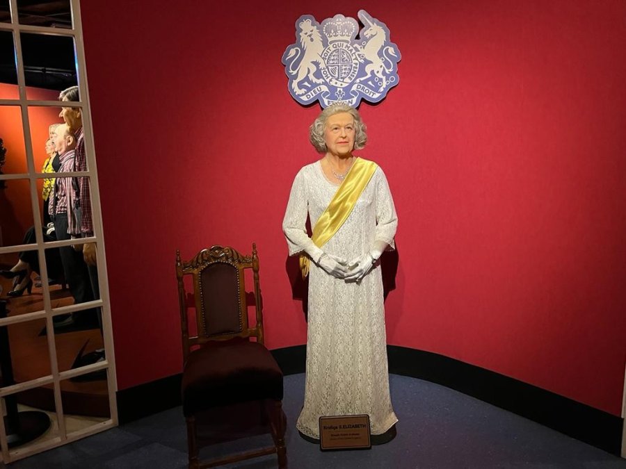 Ölümünden Sonra Kraliçe Elizabeth’in Heykeline İlgi Arttı