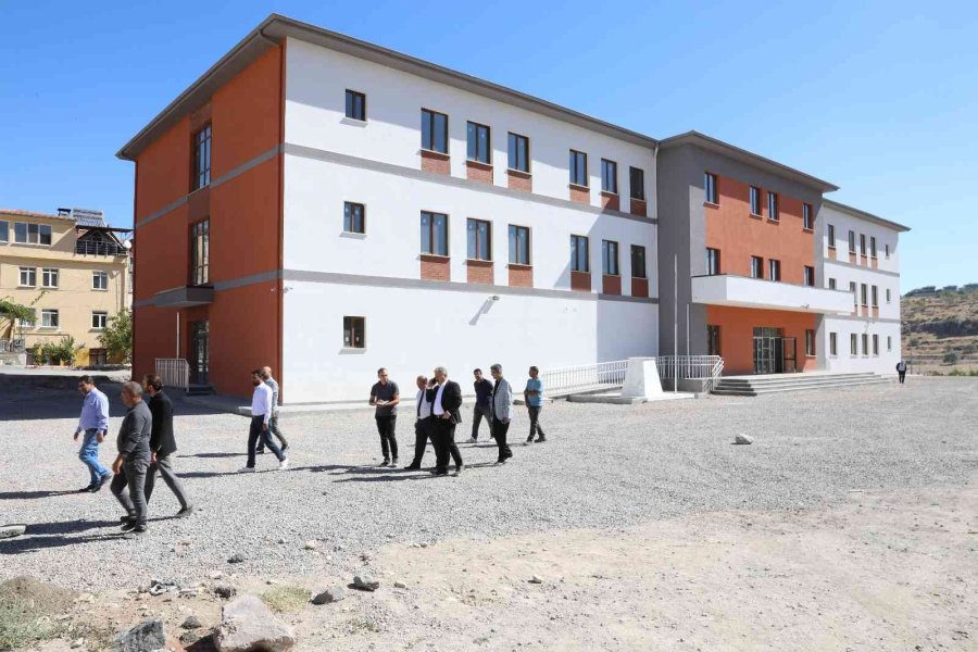 Başkan Palancıoğlu, Danışmentgazi Mahallesin’deki 20 Derslikli İlkokulda İncelemelerde Bulundu