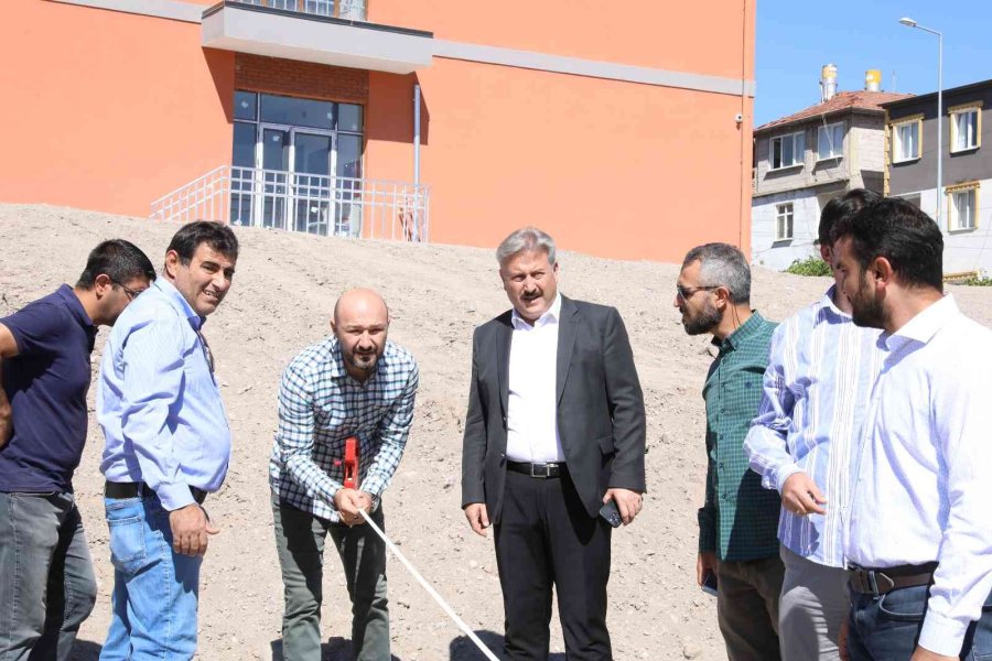 Başkan Palancıoğlu, Danışmentgazi Mahallesin’deki 20 Derslikli İlkokulda İncelemelerde Bulundu