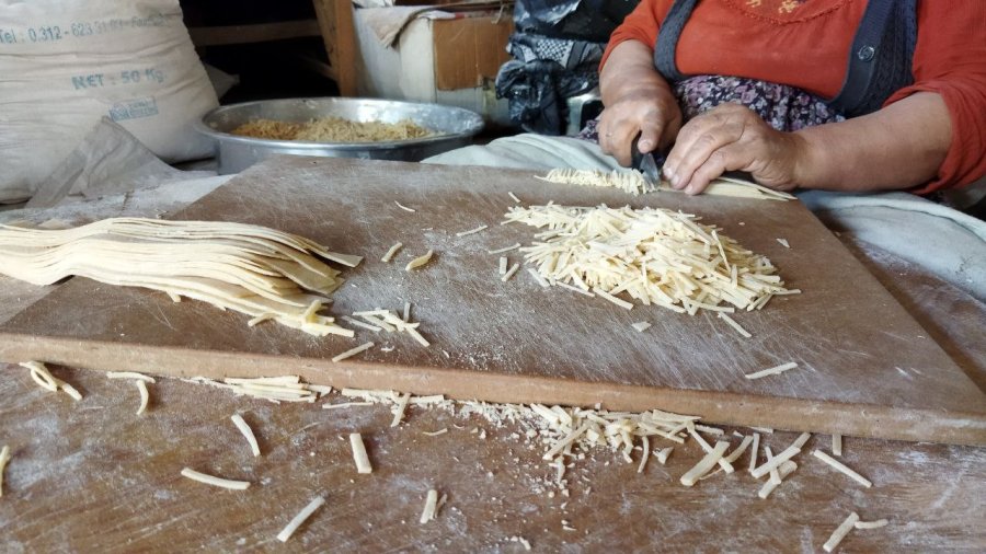 Kadınlar Kışlık Erişte Kesimine Başlandı