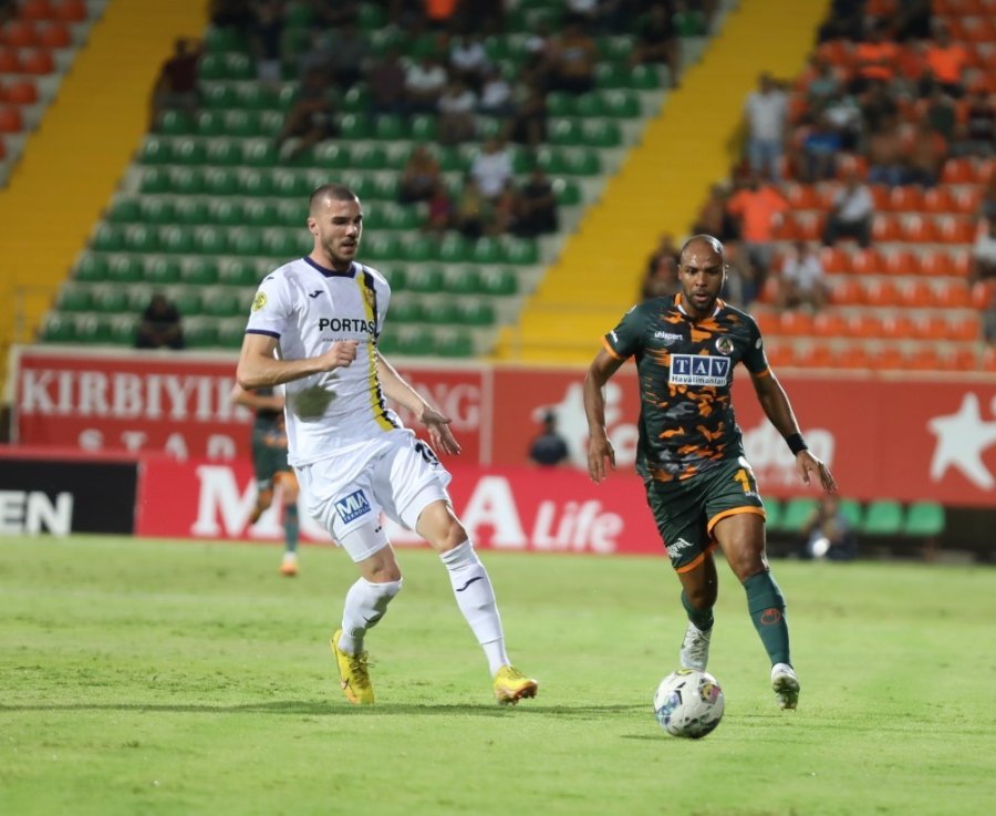 Spor Toto Süper Lig: Corendon Alanyaspor: 0 - Mke Ankaragücü: 0 (ilk Yarı)