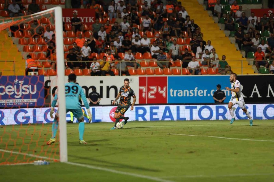 Spor Toto Süper Lig: Corendon Alanyaspor: 0 - Mke Ankaragücü: 0 (ilk Yarı)